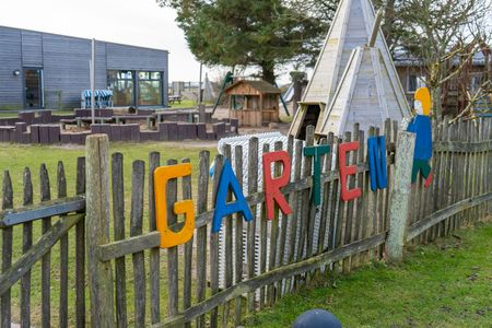 Eingangsbereich des Bauernhofkindergartens in Braderup