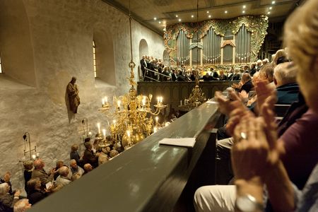 Kirchenkonzert mit Orgel, Chor und Publikum, das begeistert applaudiert.