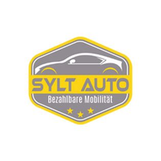 Logo von Sylt Auto in einem sechseckigen Emblem, grauer Hintergrund mit gelbem Rand, ein Auto-Symbol oben, gelber Schriftzug "SYLT AUTO" und drei gelbe Sterne unten.