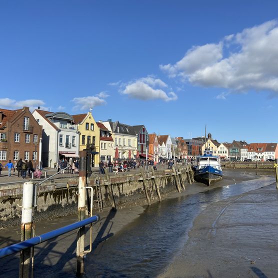 Husumer Hafen bei Ebbe