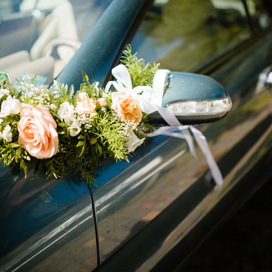 Blumen am Hochzeitsauto