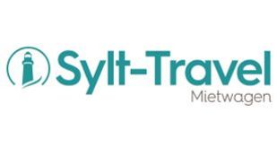 Logo von "Sylt-Travel Mietwagen" mit türkisfarbenem Schriftzug und einem stilisierten Leuchtturm in einem Kreis links vom Text.