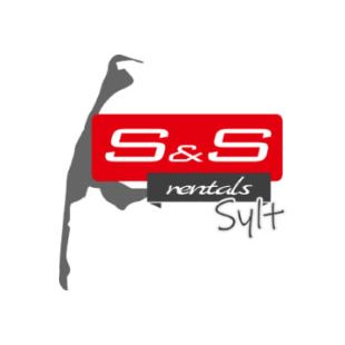 Logo von "S&S rentals Sylt" mit rotem Rechteck und weißen Buchstaben "S & S", darunter "rentals" und rechts daneben "Sylt" vor einer grauen Silhouette der Insel Sylt.