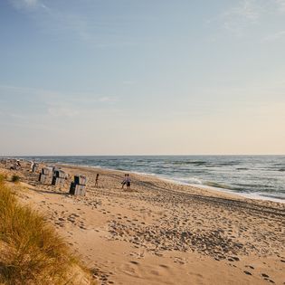 Sylter Strand mit Strandkörben und Nordsee im Abendlicht.