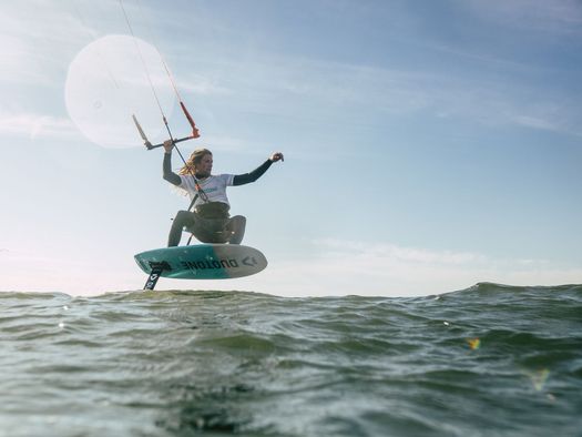 Kitesurf-Action auf dem Wasser