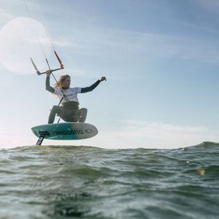 Kitesurf-Action auf dem Wasser