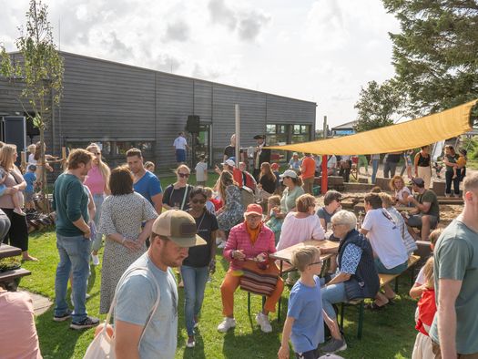 viele Familien tummeln sich auf dem Gelände des Bauernhofkindergartens