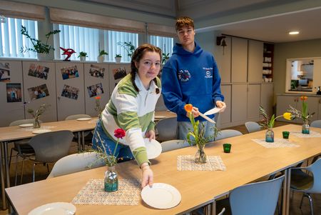 Miriam und Sascha bereiten den Gemeindesaal für den Seniorennachmittag vor.