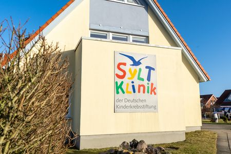 Fassade der Sylt Klinik, dahinter blauer Himmel