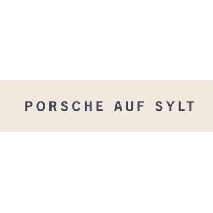 Schriftzug "PORSCHE AUF SYLT" in schwarzen Großbuchstaben auf cremefarbenem Hintergrund.