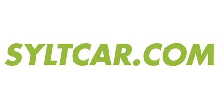 Das Logo von Syltcar.com zeigt den Schriftzug „SYLTCAR.COM“ in fetten, grünen Buchstaben auf weißem Hintergrund.