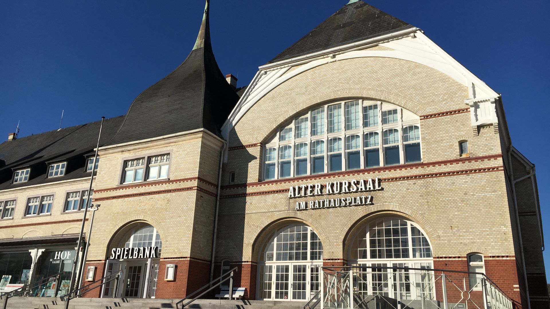 Der Alte Kursaal befindet sich am Rathausplatz in Westerland.