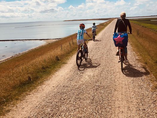 Eine Frau fährt mit zwei Kindern Radfahren am Rantumbecken.