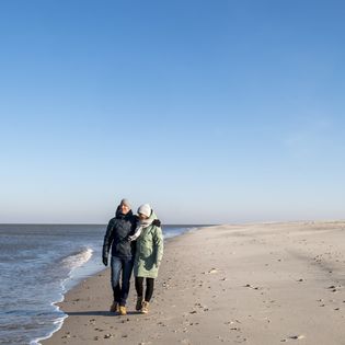 Paar am Strand von Sylt im Winter