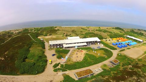 Eine Luftaufnahme des Jugendzeltplatzes Dikjen Deel auf Sylt zeigt das Hauptgebäude, Zelte und die umliegende Dünenlandschaft.