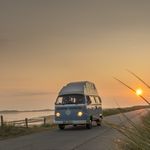 Blauer VW-Bulli am Ellenbogen auf Sylt bei Sonnenuntergang.