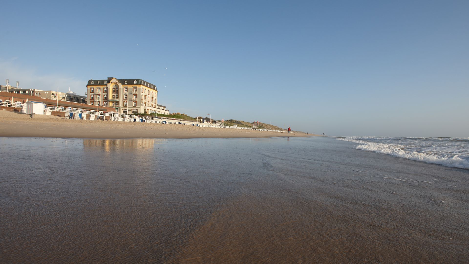 Das Hotel Miramar aus der Ferne betrachtet vom Hauptstrand in Westerland.