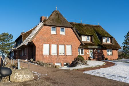 Das Pastorat ist ein reetgedecktes Haus aus Backsteinen.